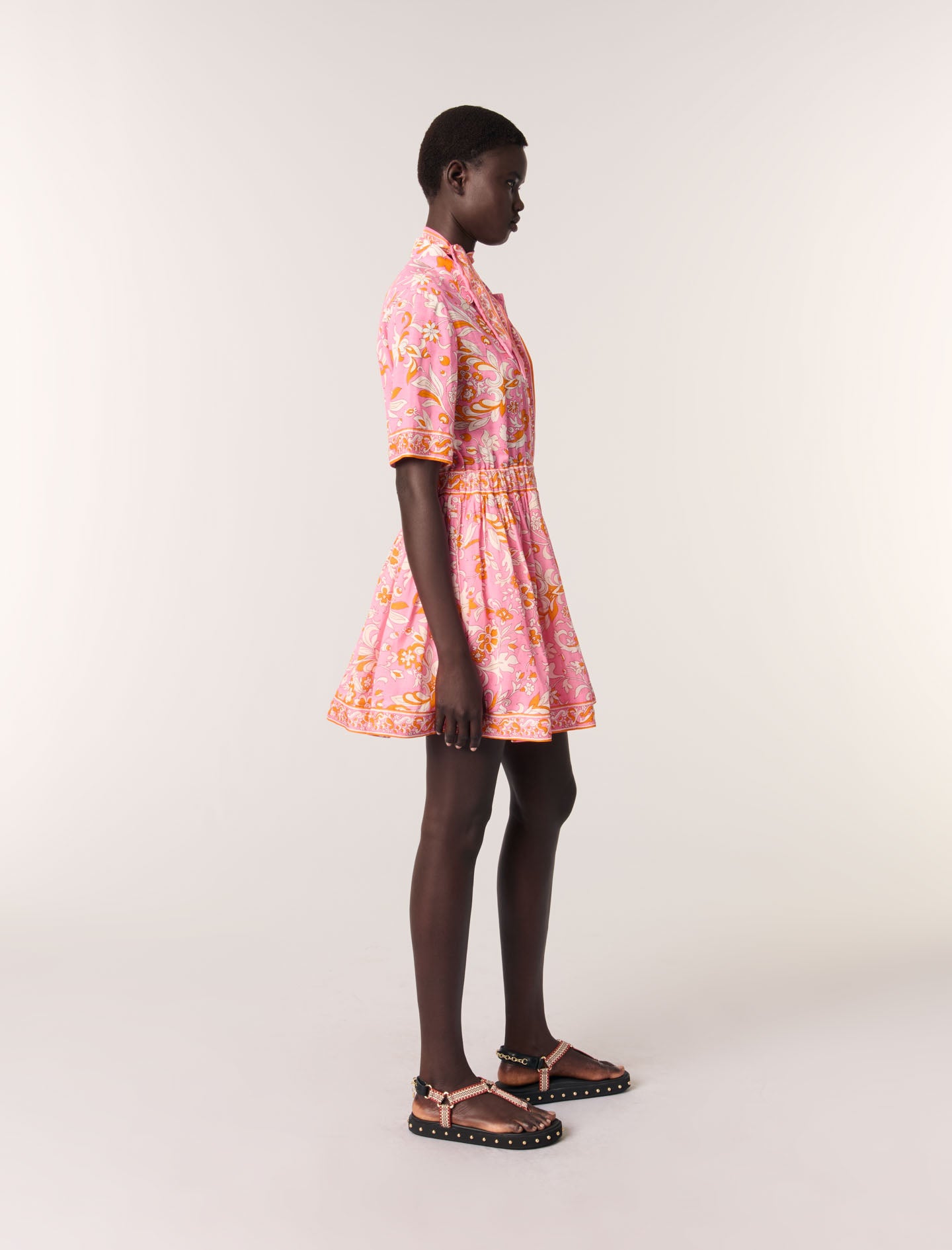 Vestido corto fluido con estampado