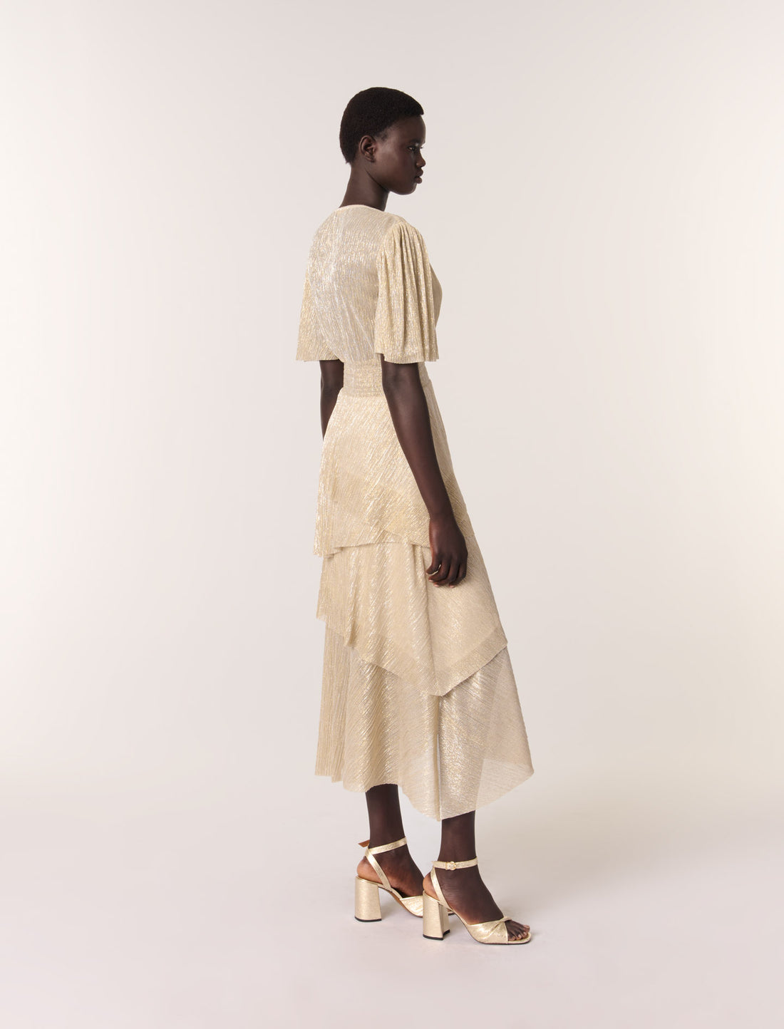 Vestido con volantes metalizado