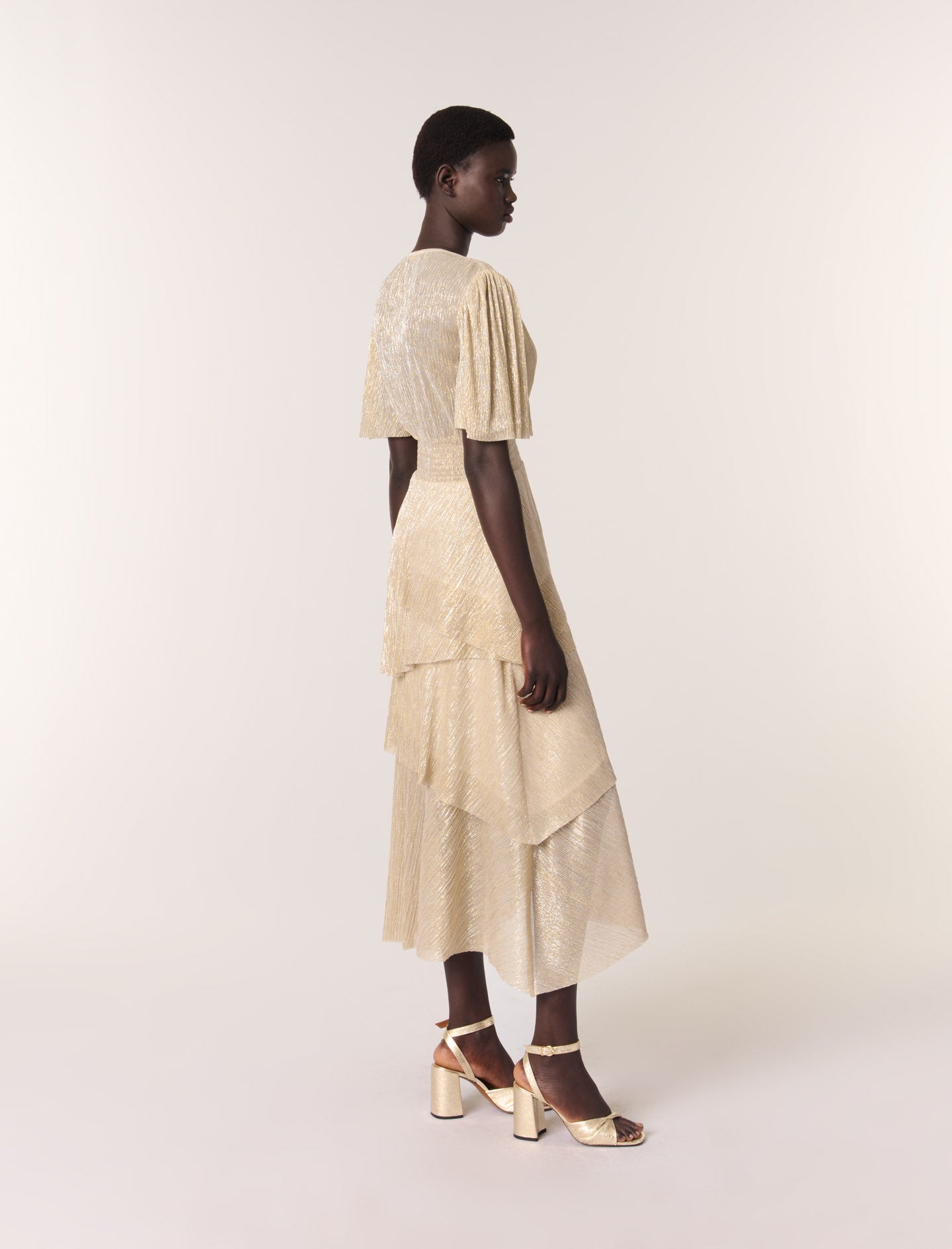 Vestido con volantes metalizado