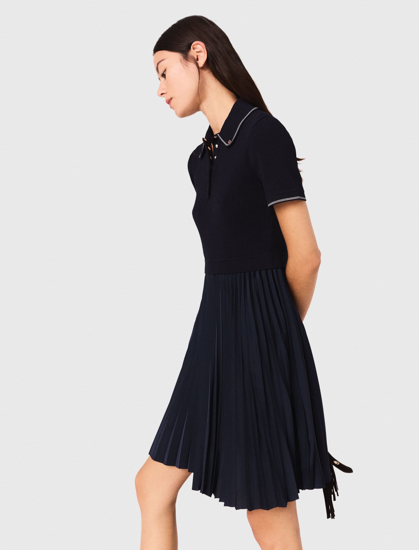 Vestido corto plisado y cuello polo