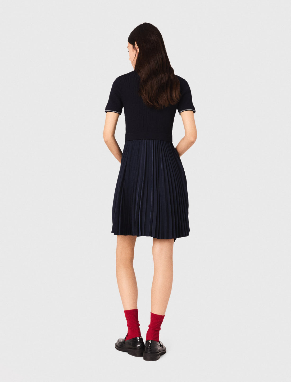 Vestido corto plisado y cuello polo