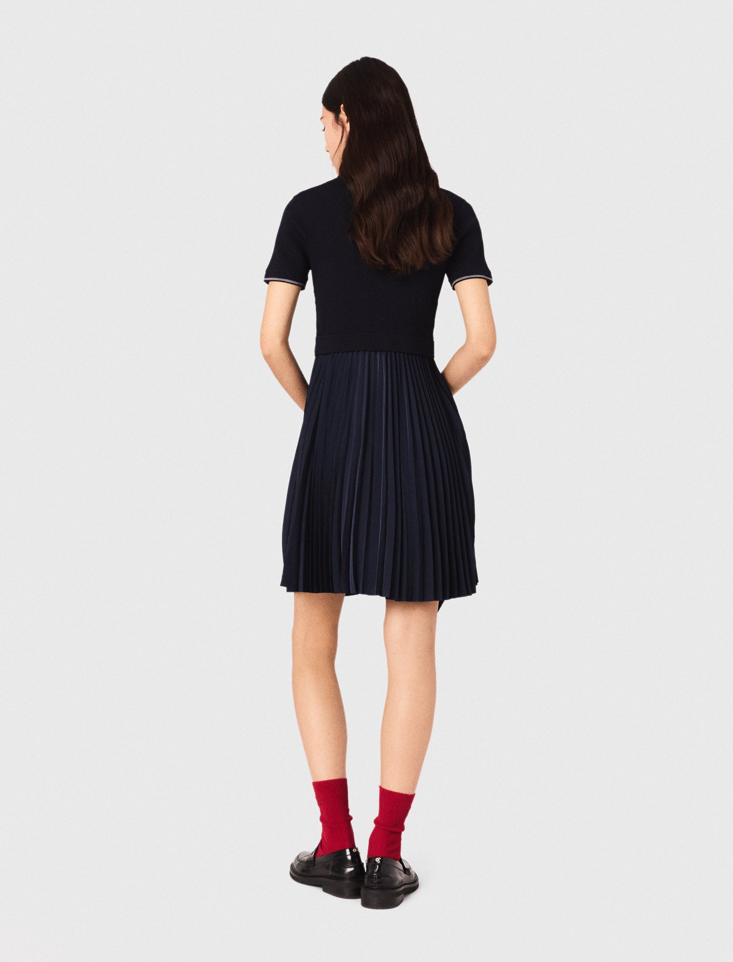 Vestido corto plisado y cuello polo