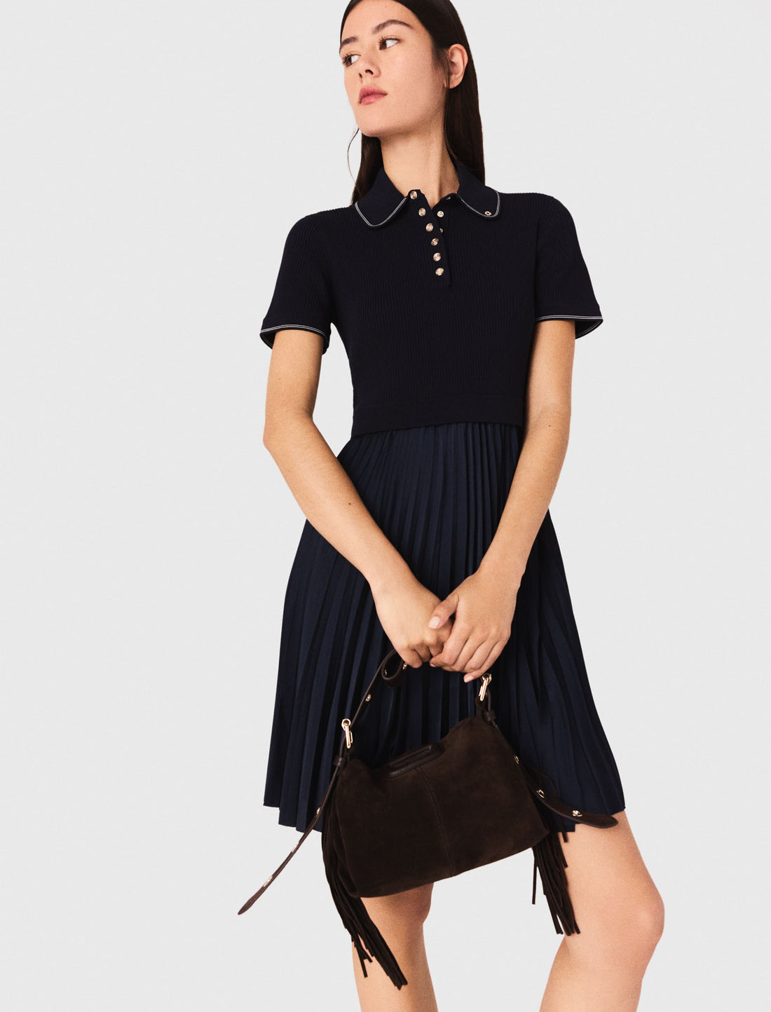 Vestido corto plisado y cuello polo