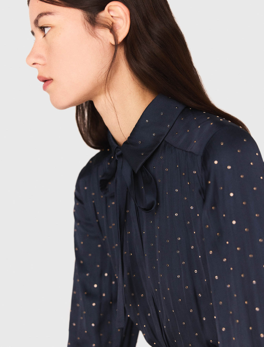 Vestido camisero con tachuelas