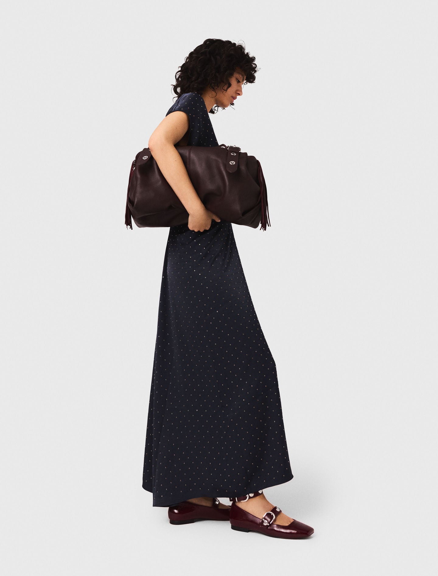 Vestido maxi de satén y tachuelas