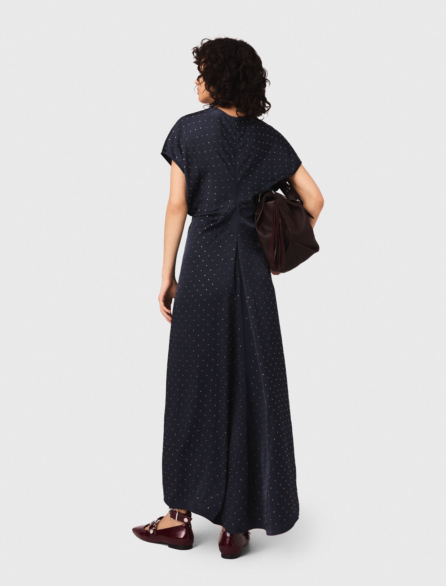 Vestido maxi de satén y tachuelas