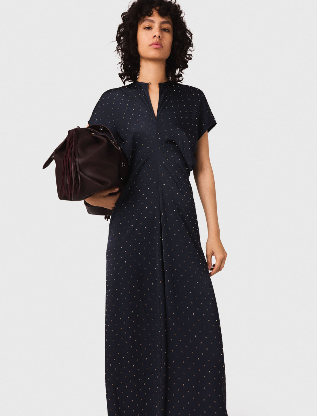 Vestido maxi de satén y tachuelas
