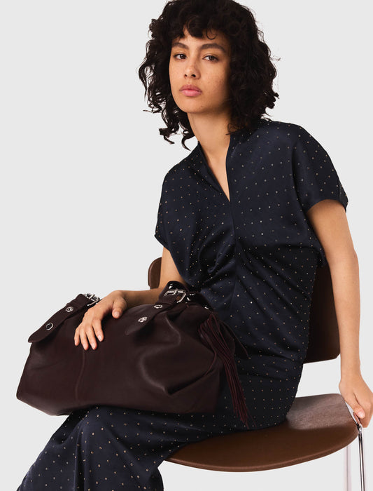 Vestido maxi de satén y tachuelas