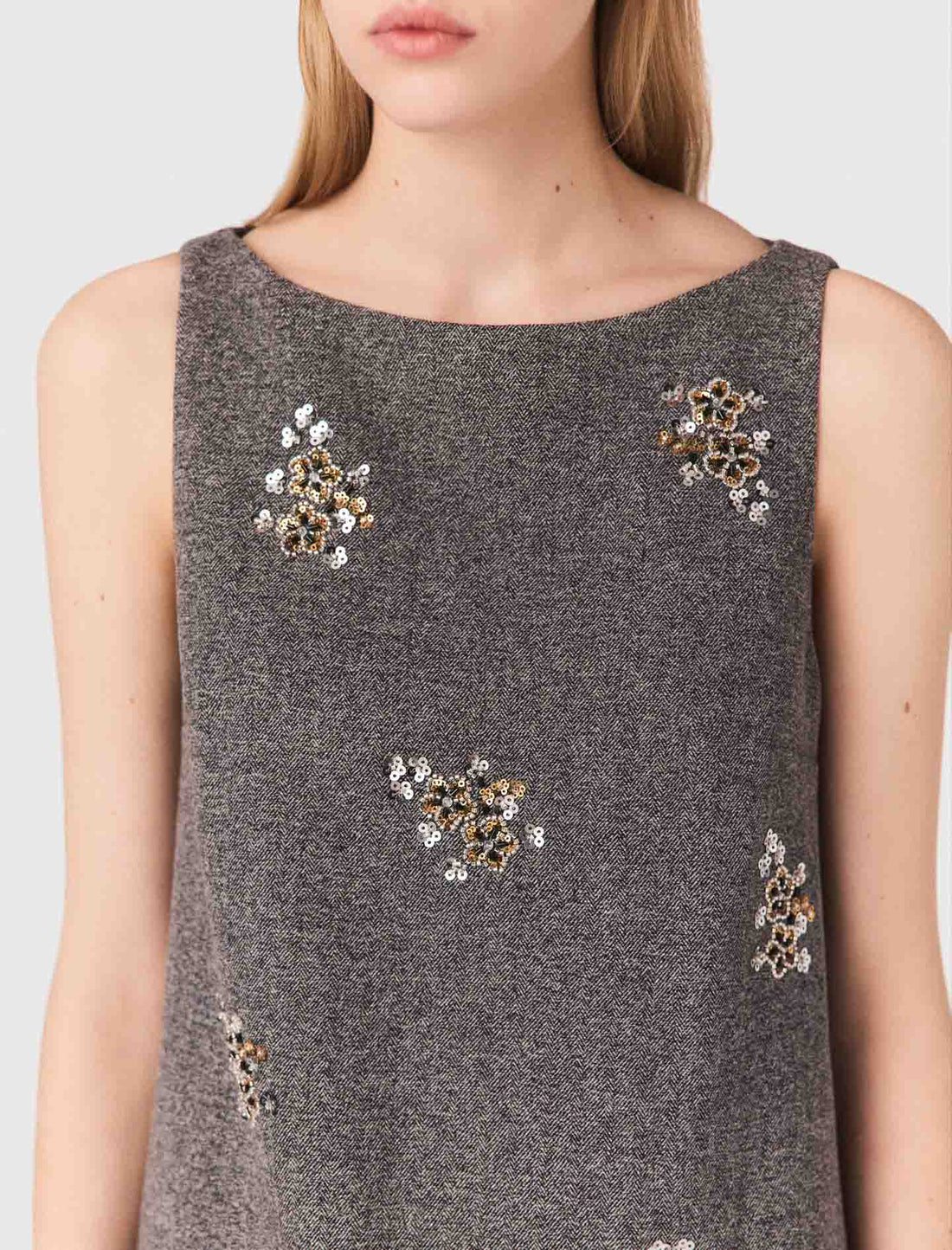 Vestido recto con bordado floral