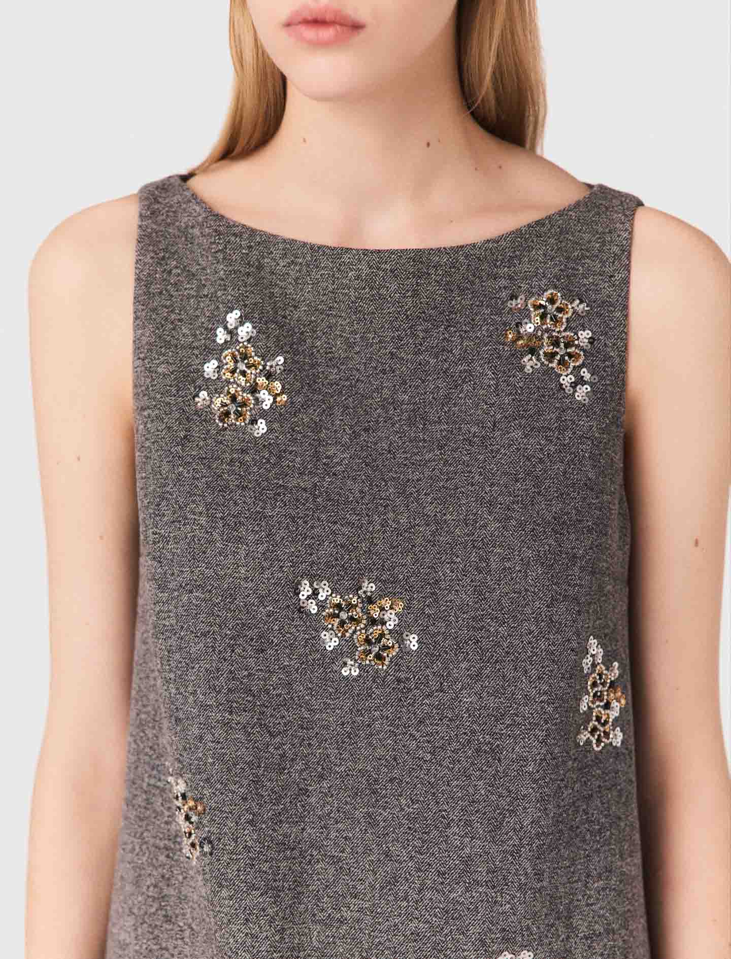 Vestido recto con bordado floral