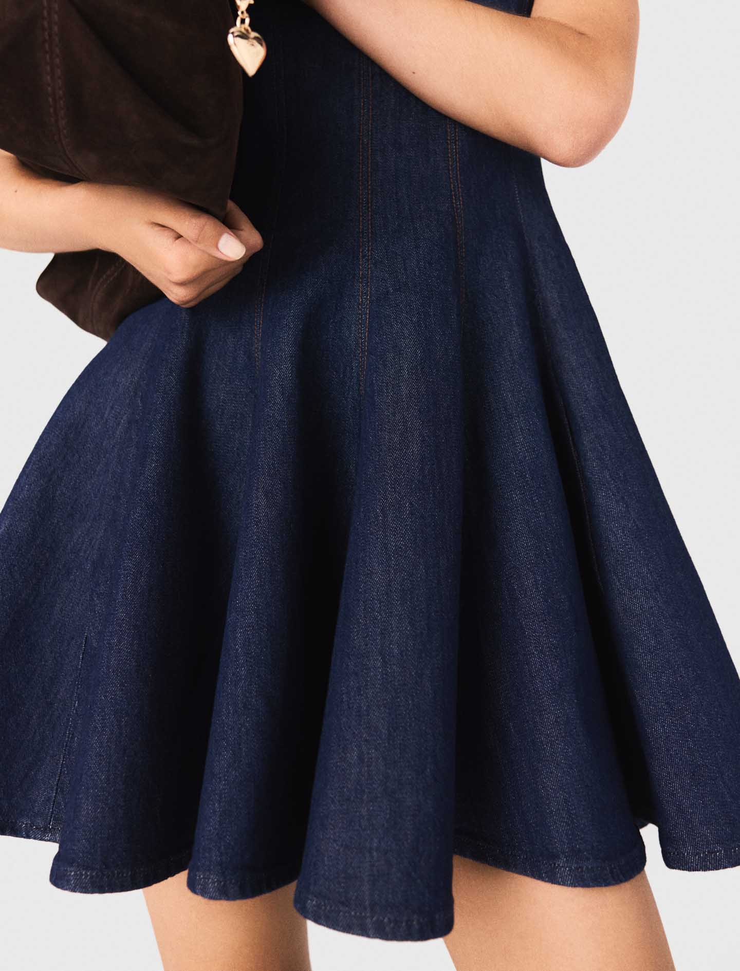 Vestido corto de denim con volantes