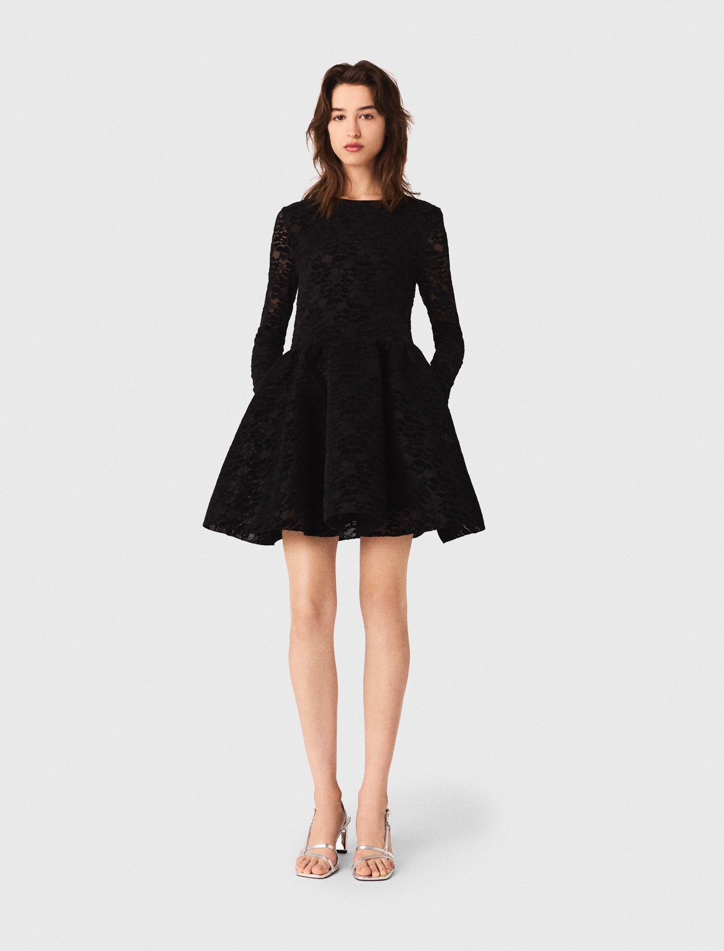 Vestido corto de terciopelo acampanado