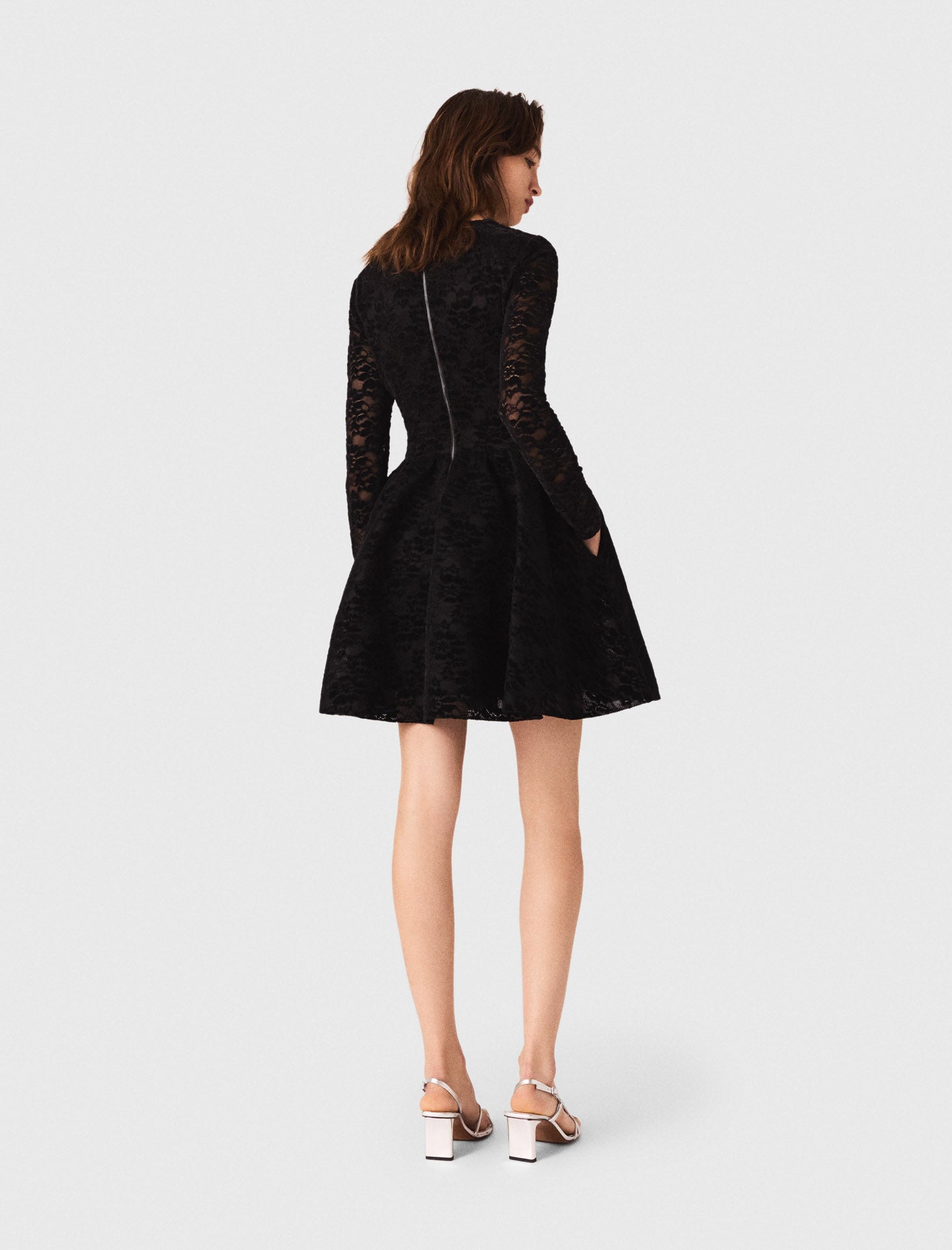 Vestido corto de terciopelo acampanado