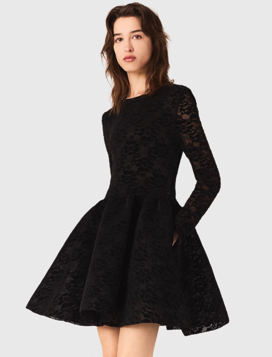 Vestido corto de terciopelo acampanado