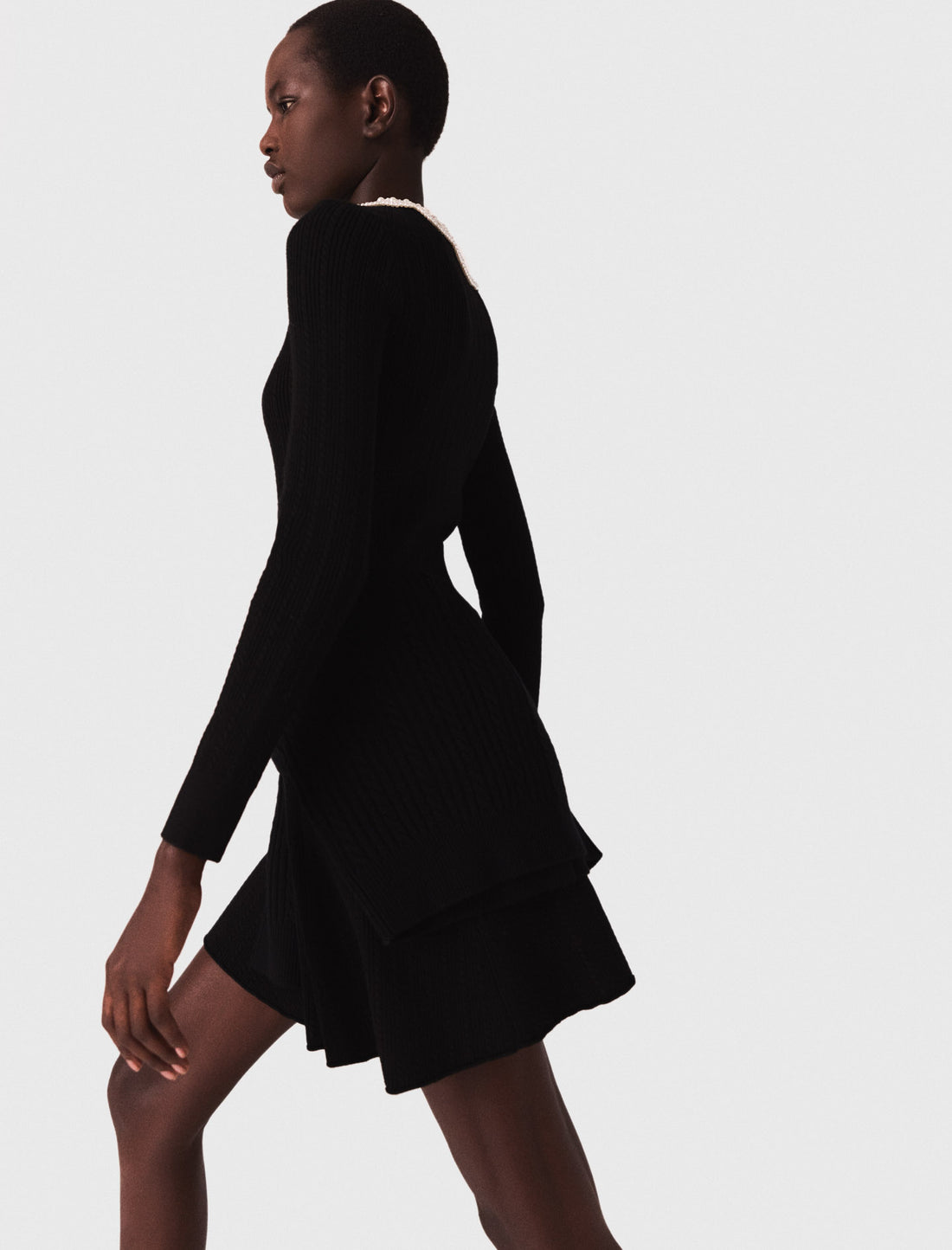 Vestido corto con cuello de cuentas