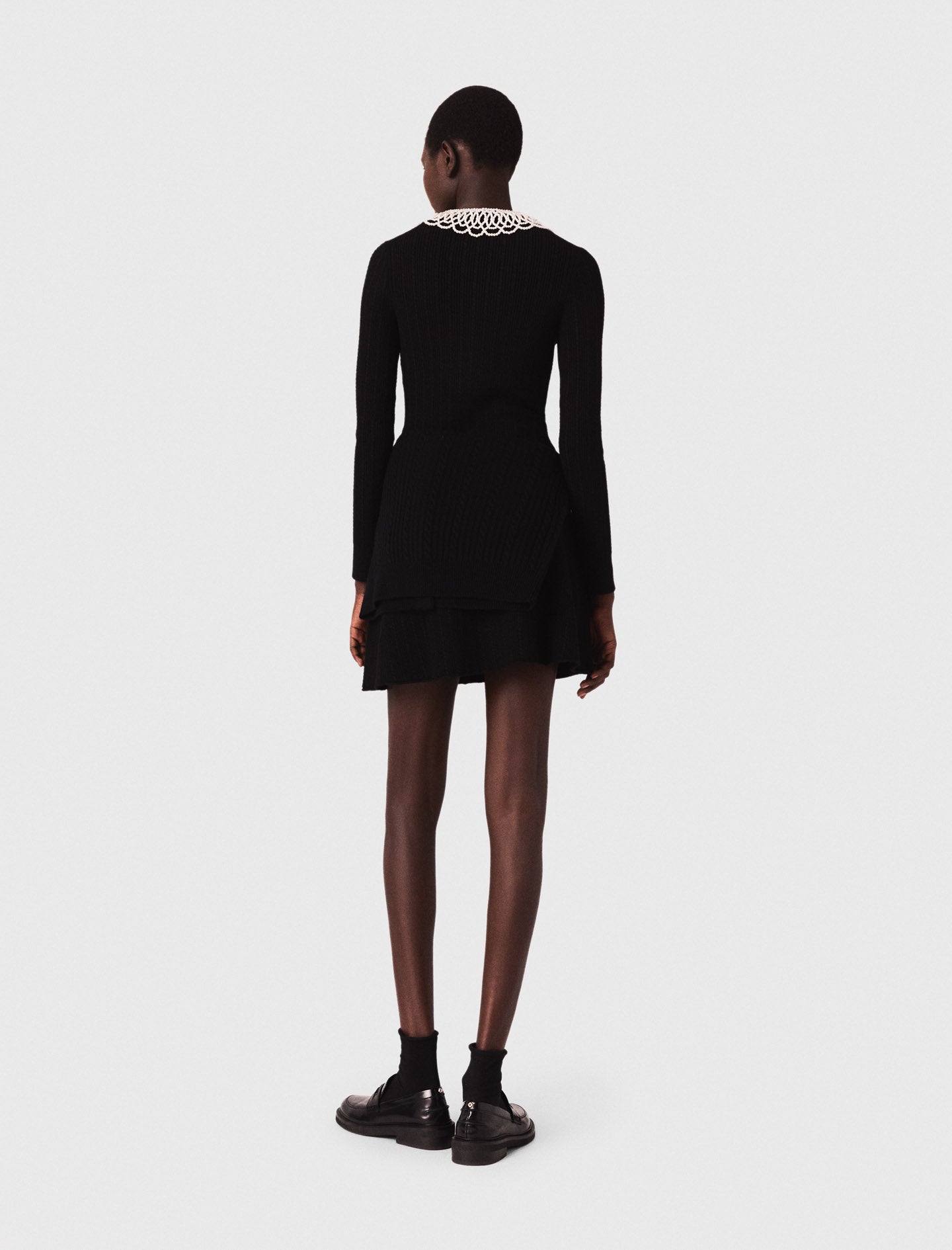 Vestido corto con cuello de cuentas