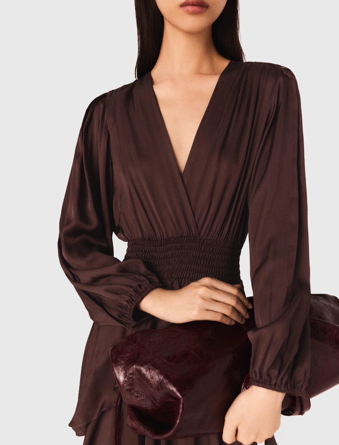 Vestido largo fluido con volantes