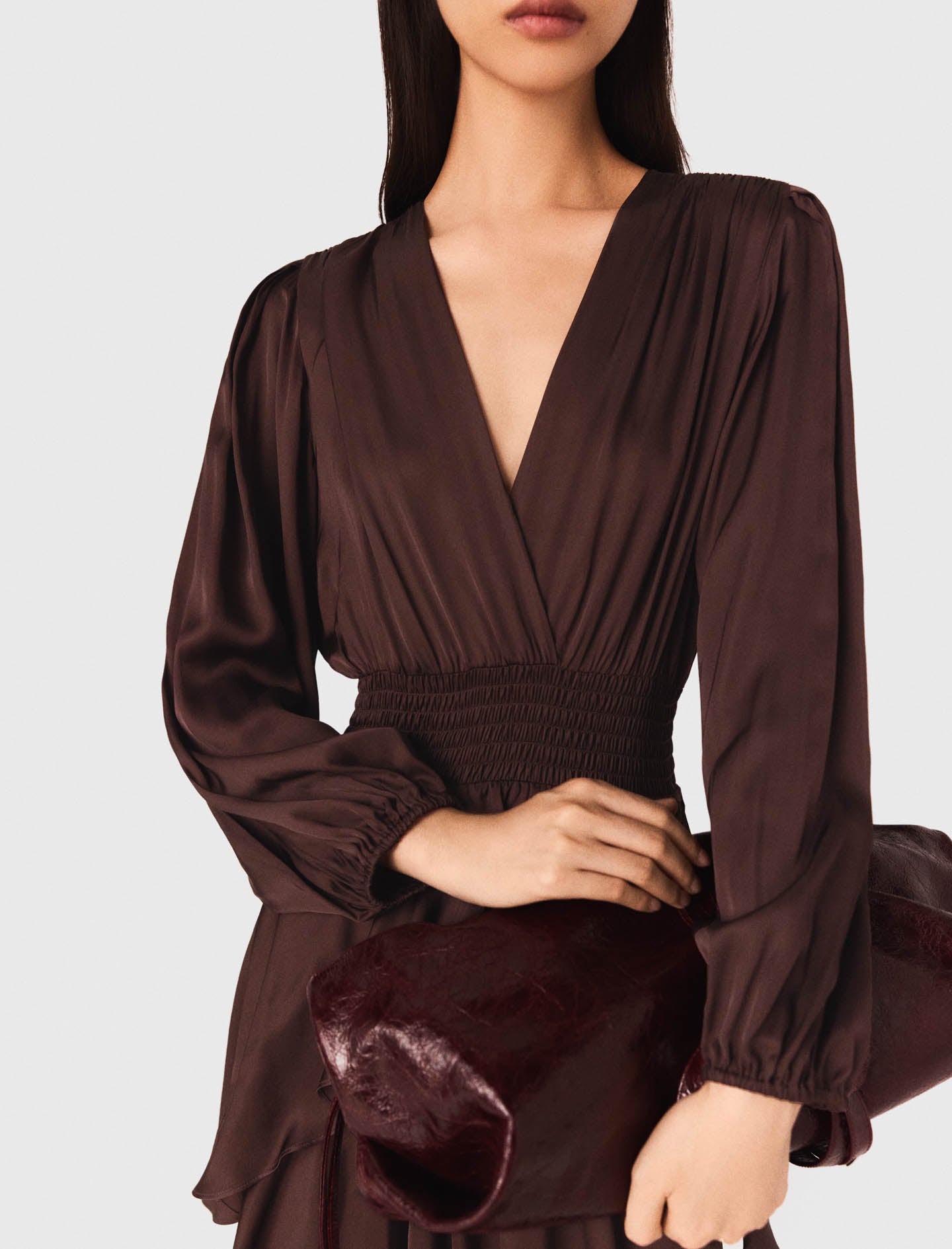 Vestido largo fluido con volantes