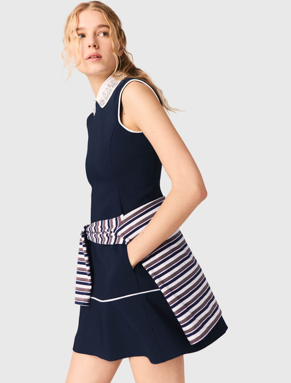 Vestido evasé con bordes contraste