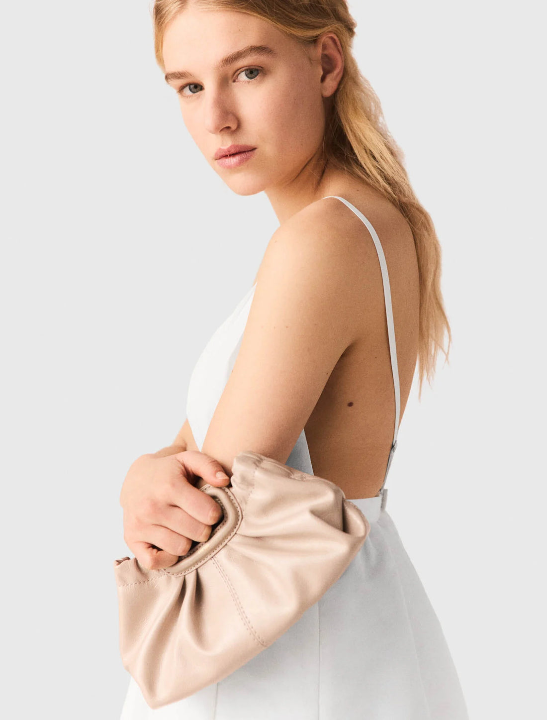 Vestido largo de tafetán con joyas