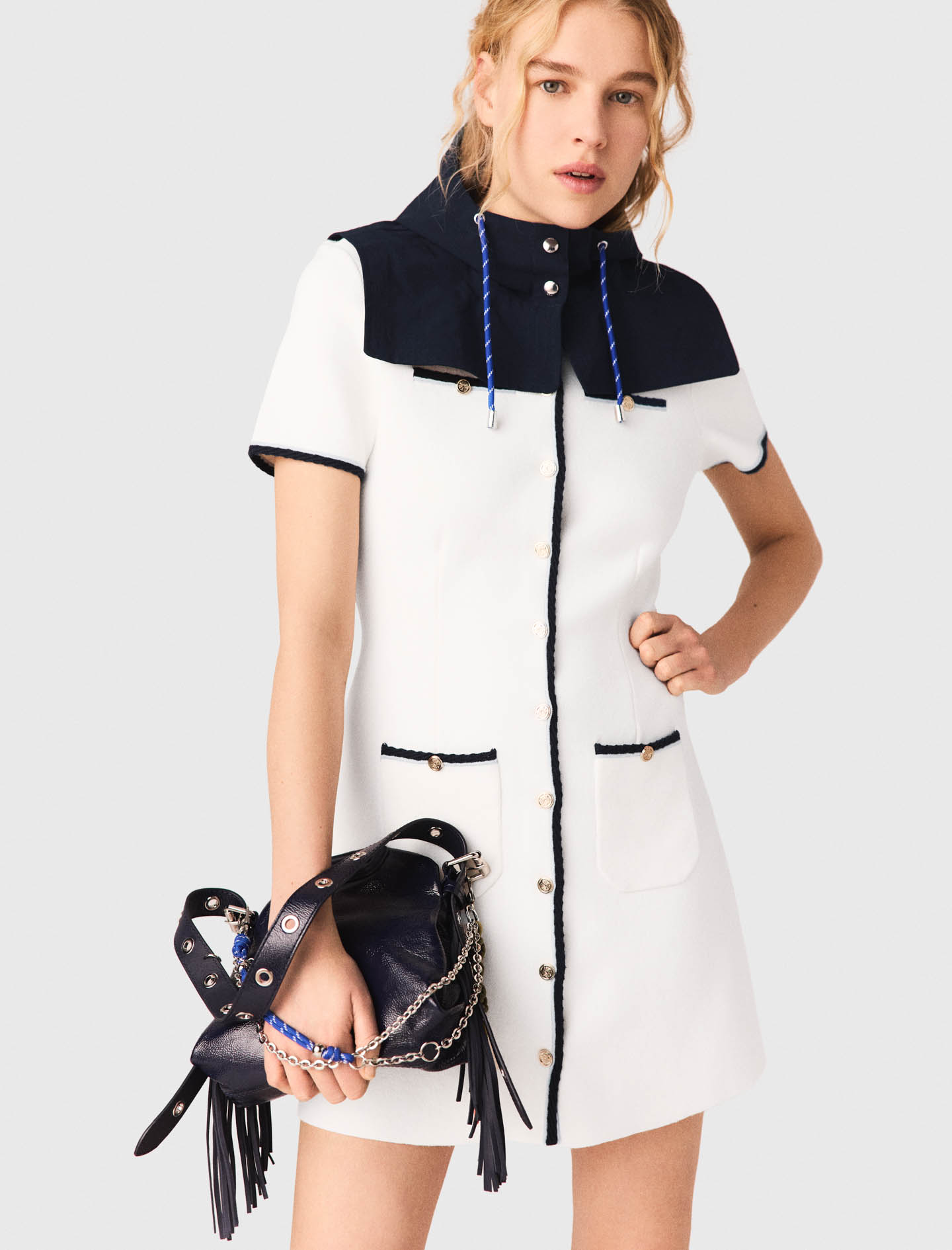 Vestido corto galones a contraste