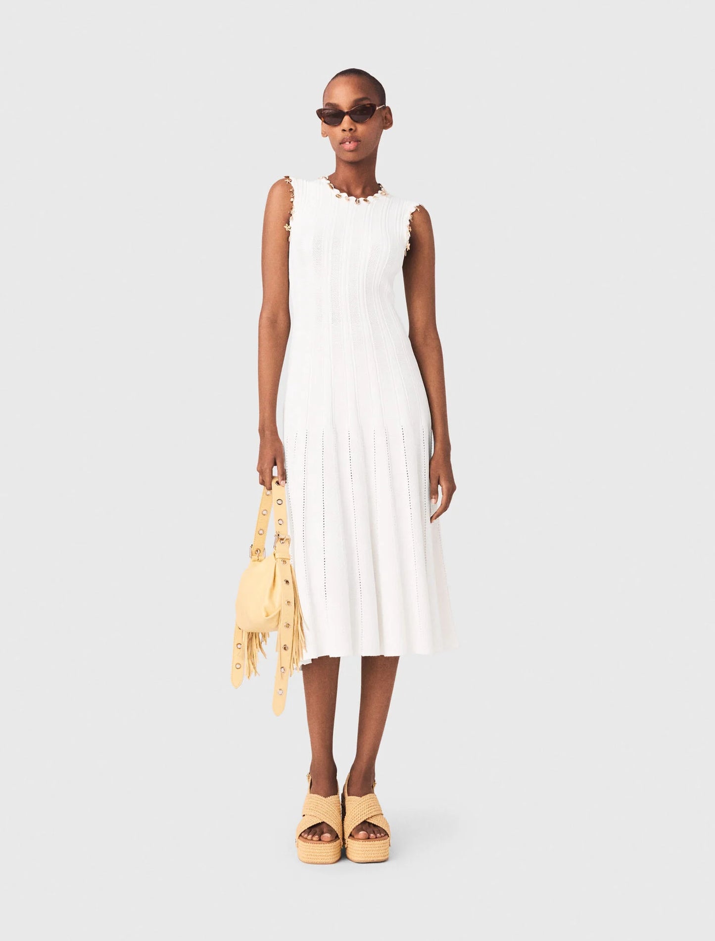 Vestido de punto con joyas doradas