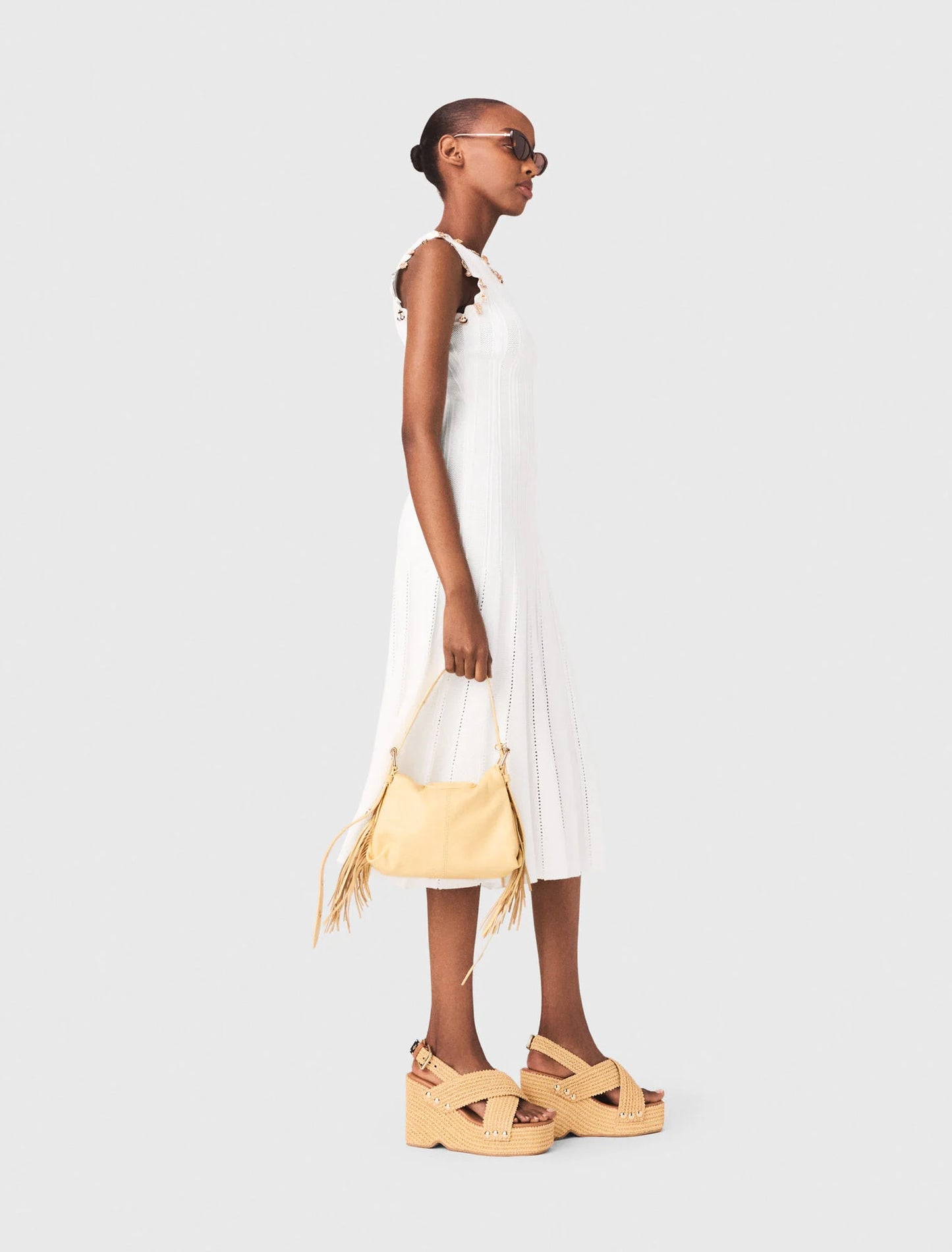 Vestido de punto con joyas doradas