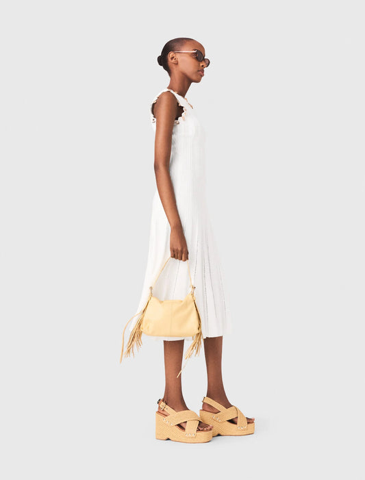 Vestido de punto con joyas doradas