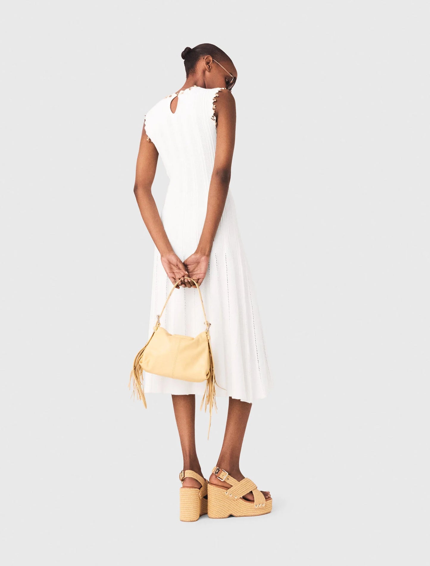 Vestido de punto con joyas doradas