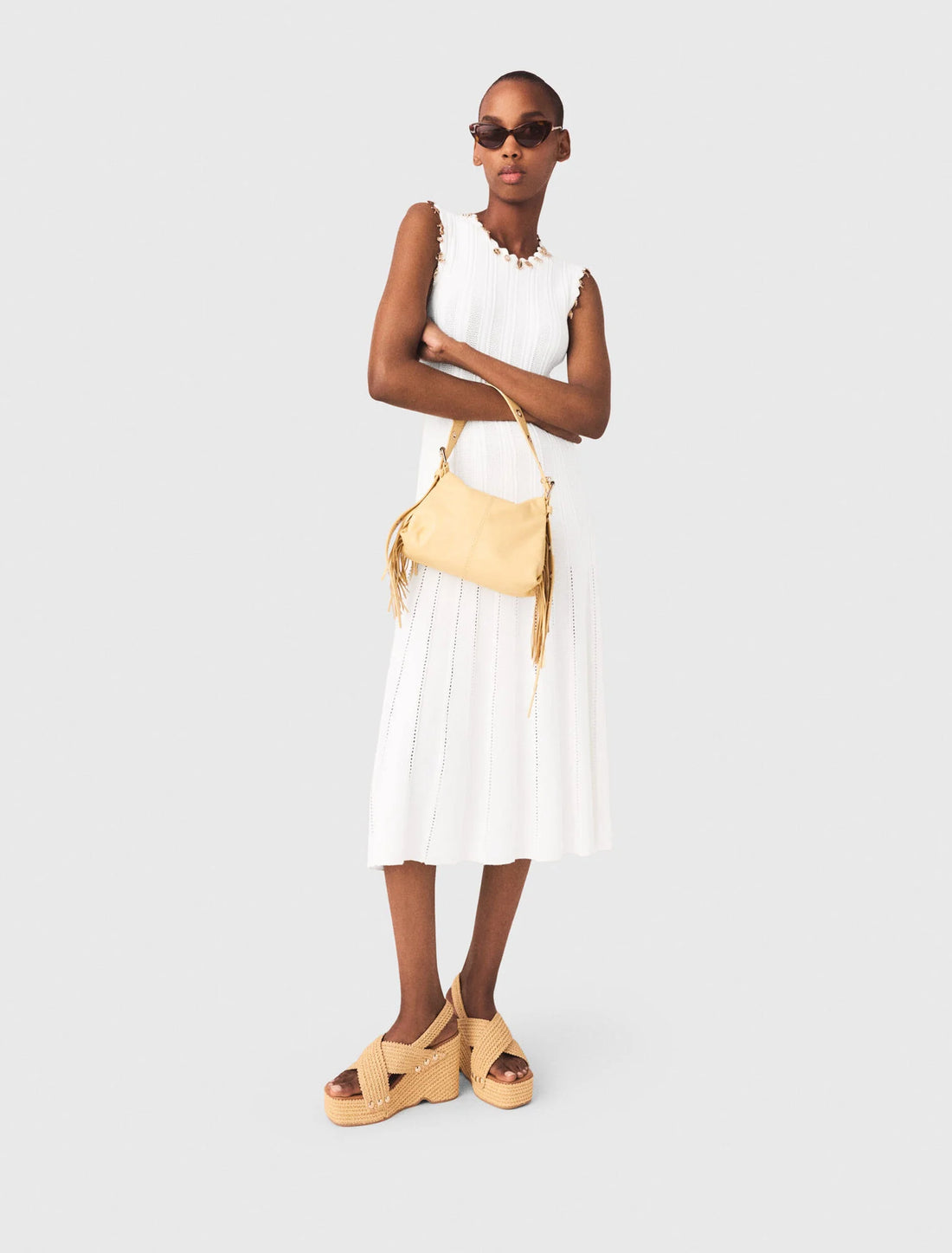 Vestido de punto con joyas doradas