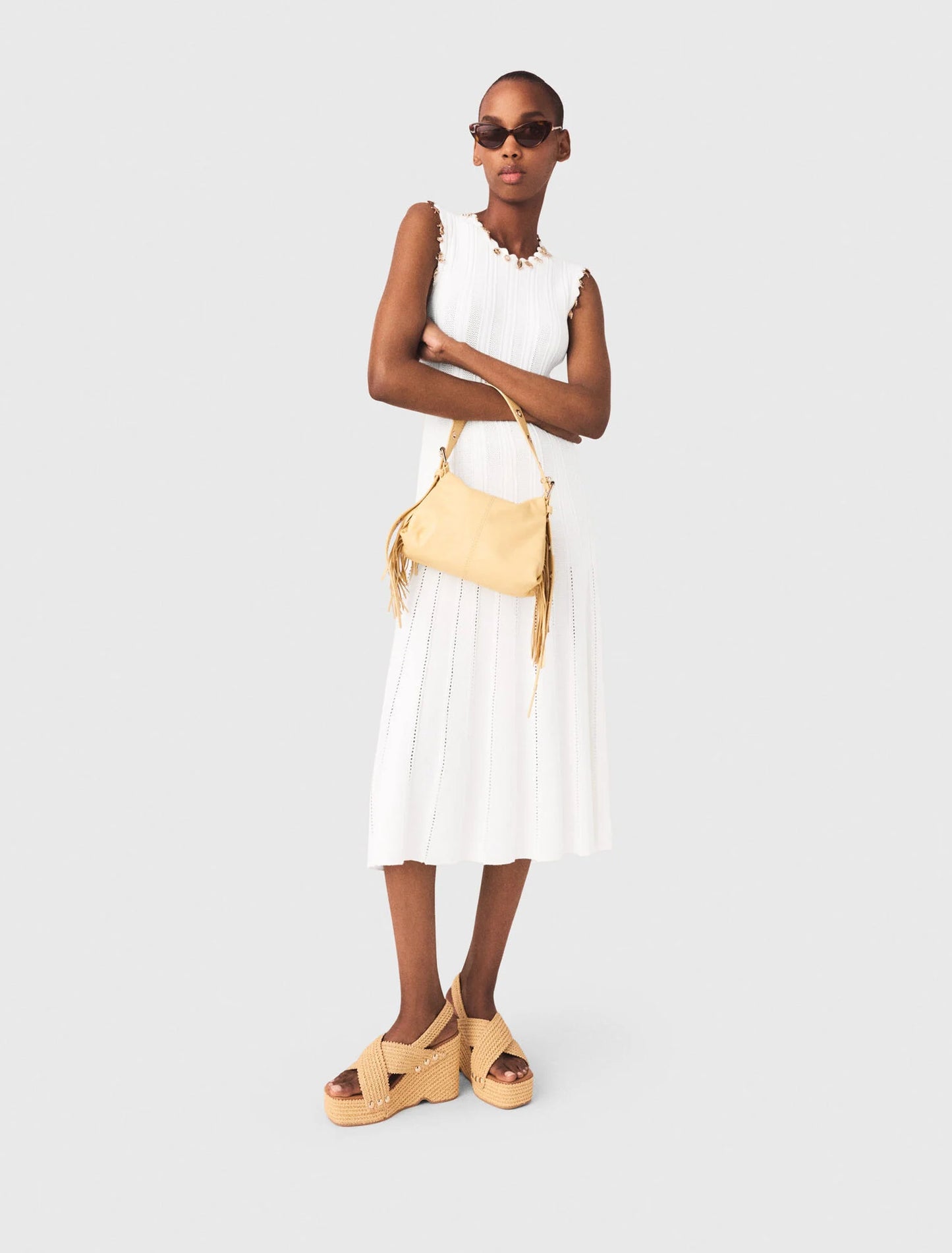 Vestido de punto con joyas doradas