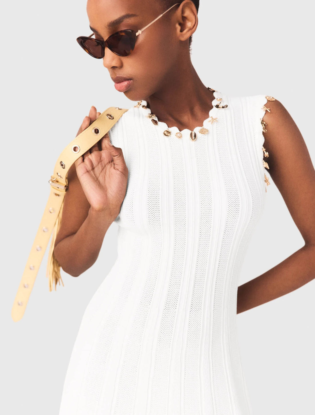 Vestido de punto con joyas doradas