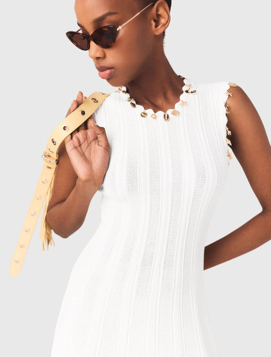 Vestido de punto con joyas doradas