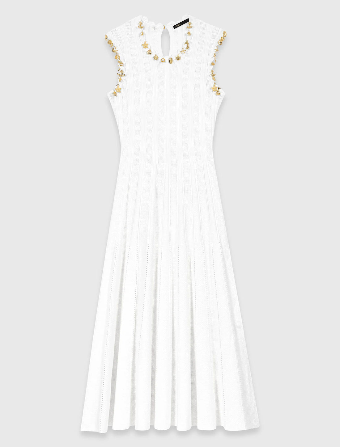 Vestido de punto con joyas doradas