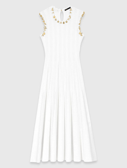 Vestido de punto con joyas doradas