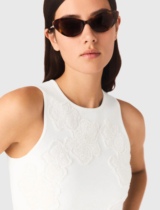 Vestido de flores bordadas y perlas