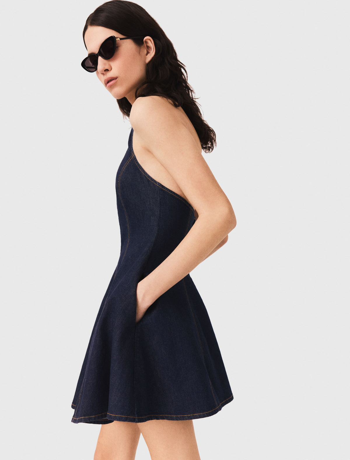 Vestido corto de denim con broche