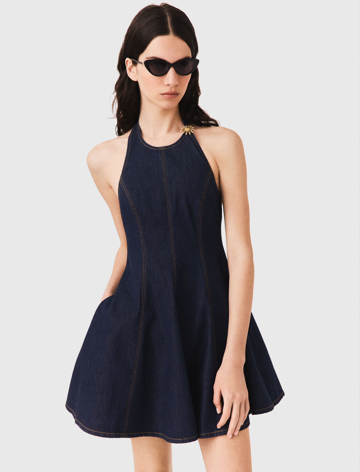 Vestido corto de denim con broche