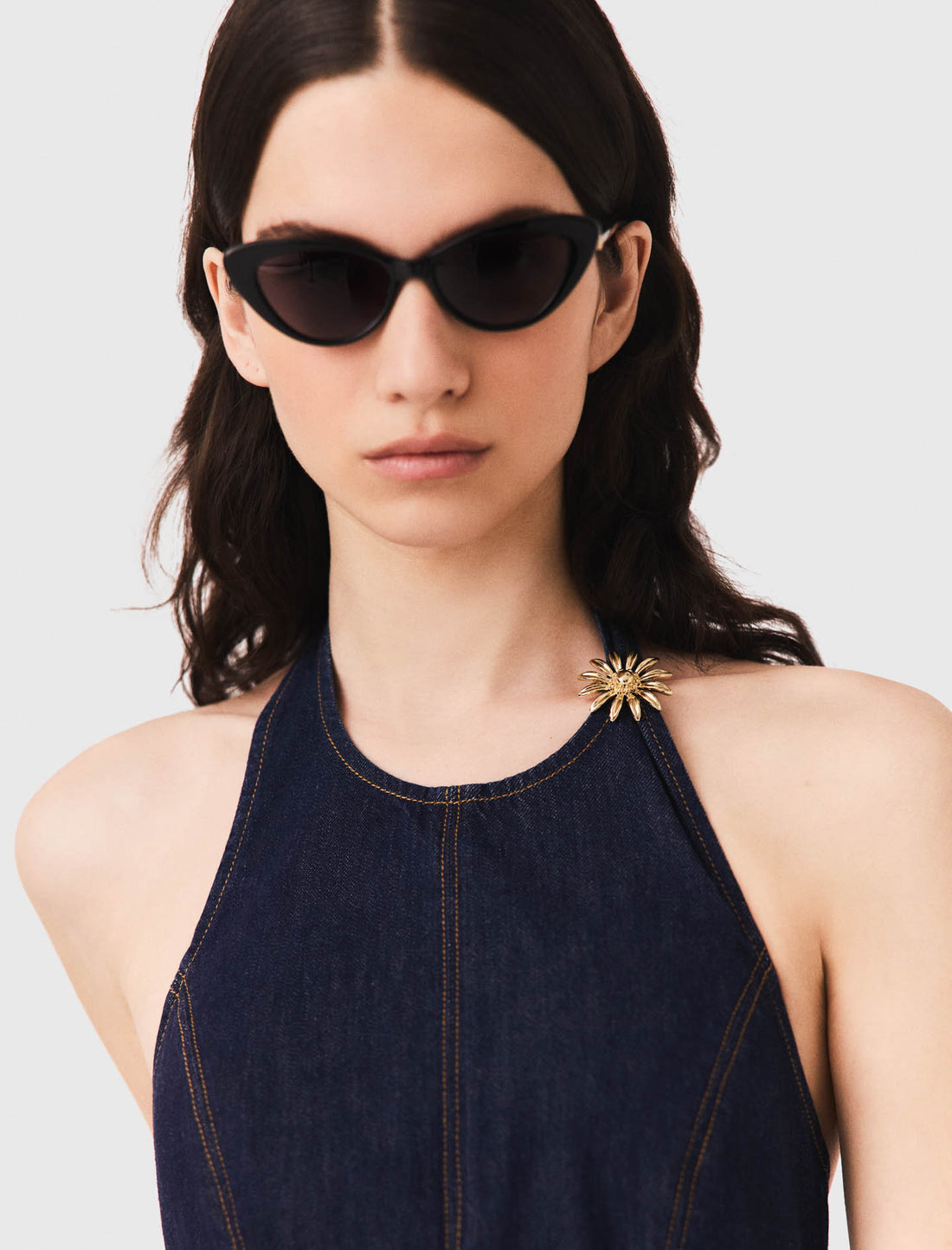 Vestido corto de denim con broche
