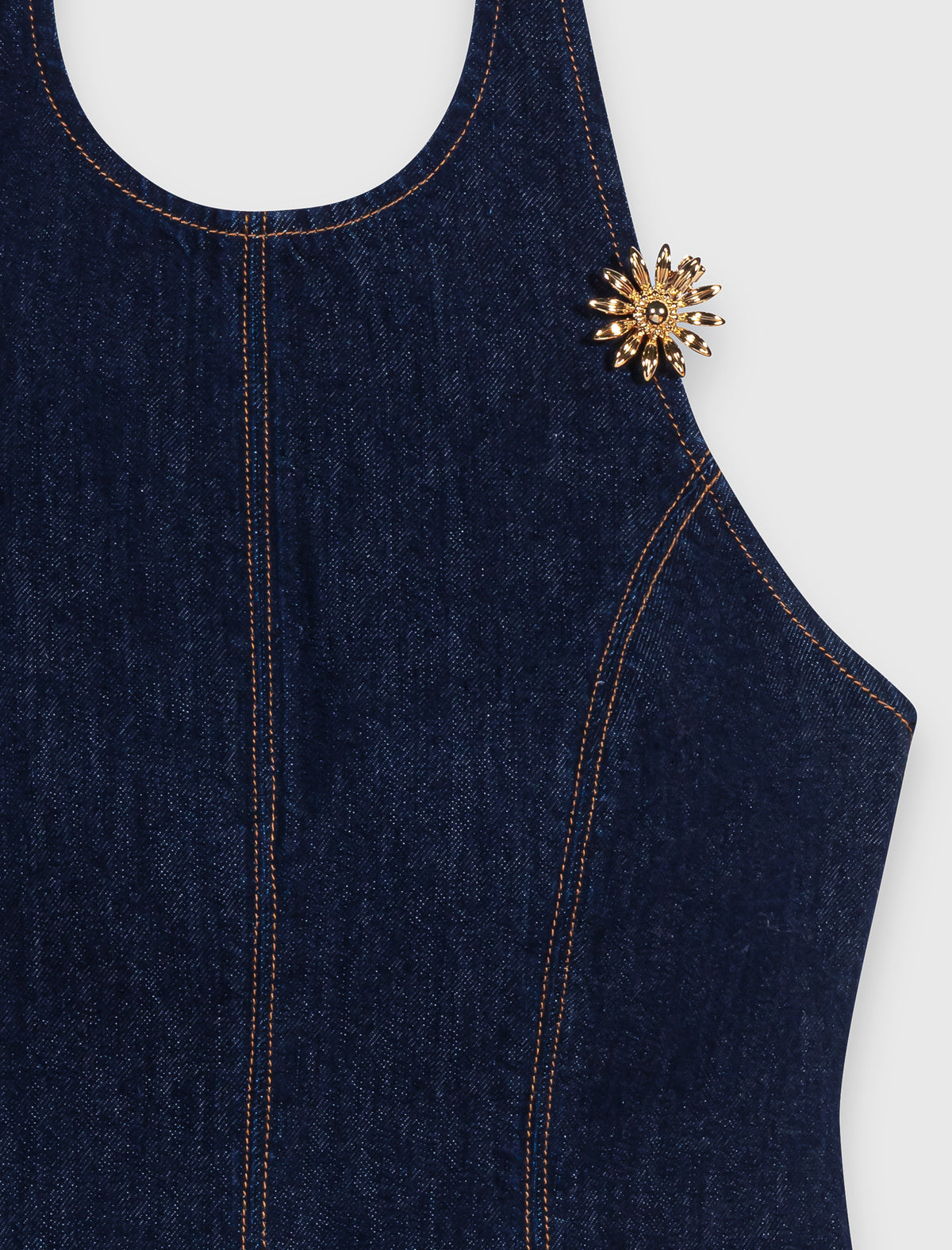 Vestido corto de denim con broche