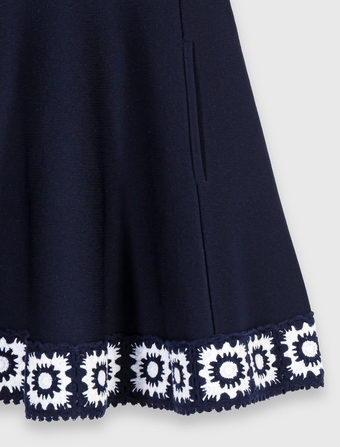 Vestido con paneles de ganchillo