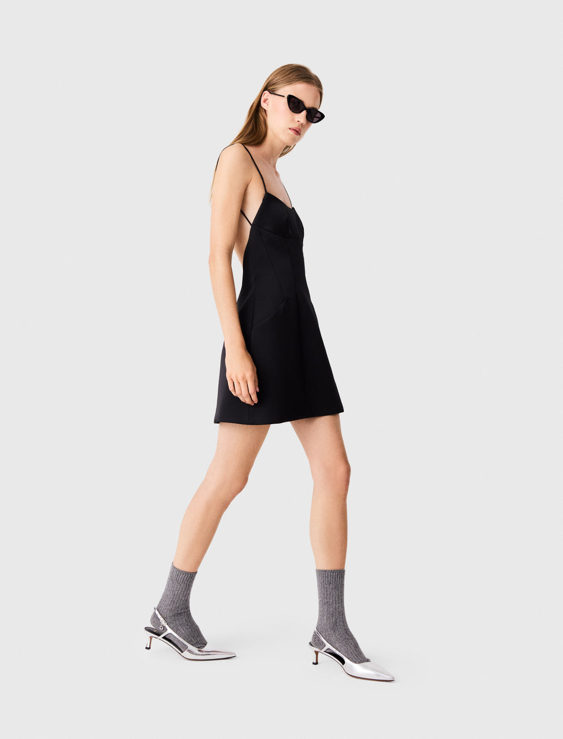 Vestido corto de satén sin espalda