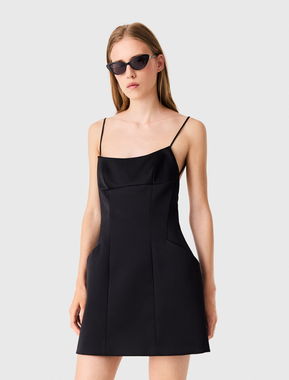 Vestido corto de satén sin espalda