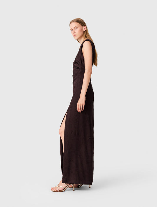 Vestido largo satinado y drapeado