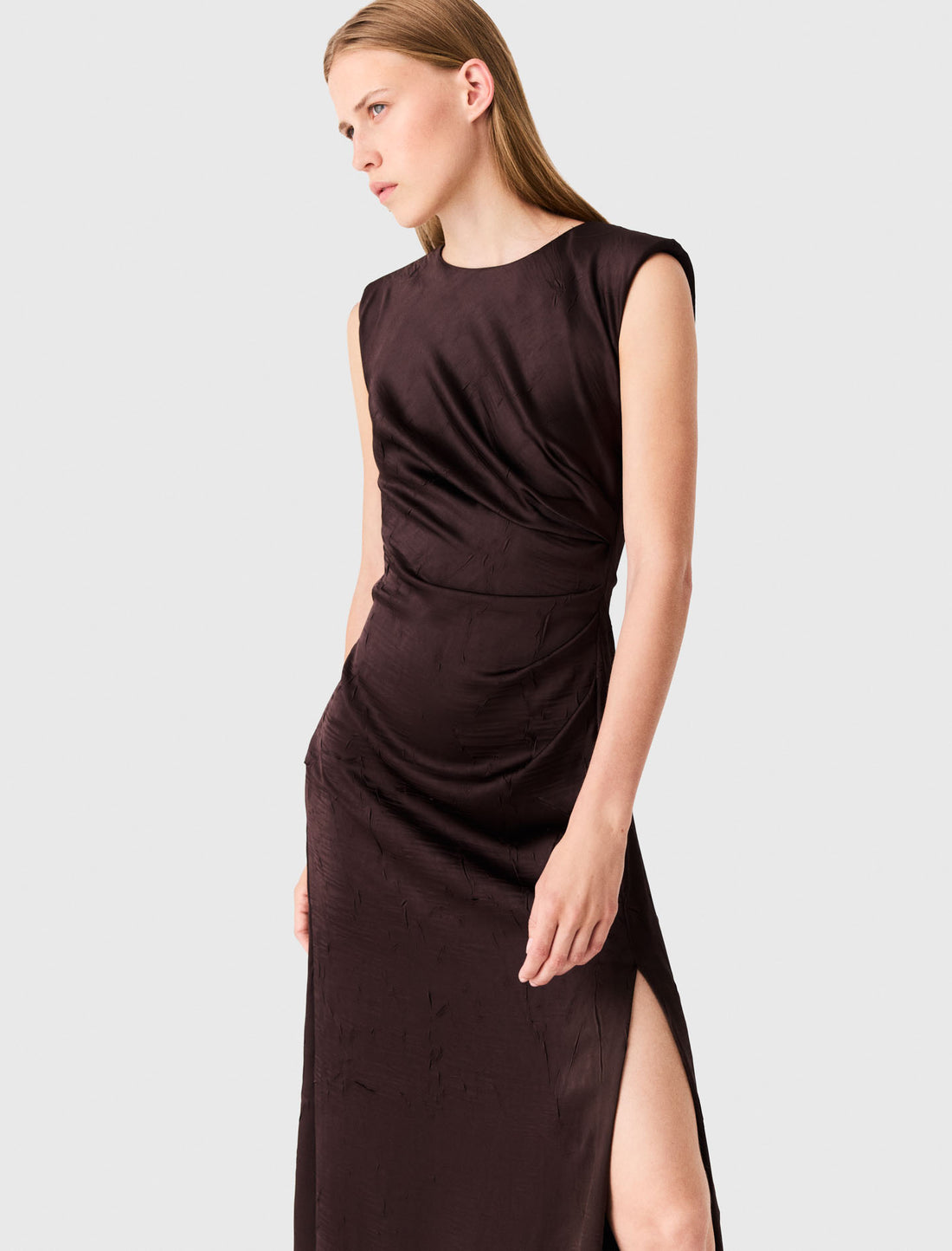 Vestido largo satinado y drapeado