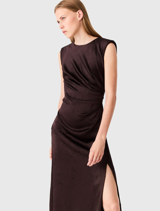 Vestido largo satinado y drapeado