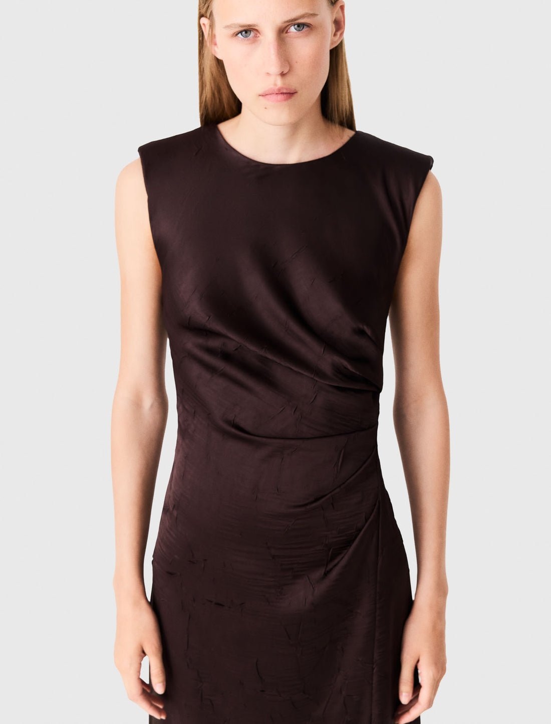 Vestido largo satinado y drapeado
