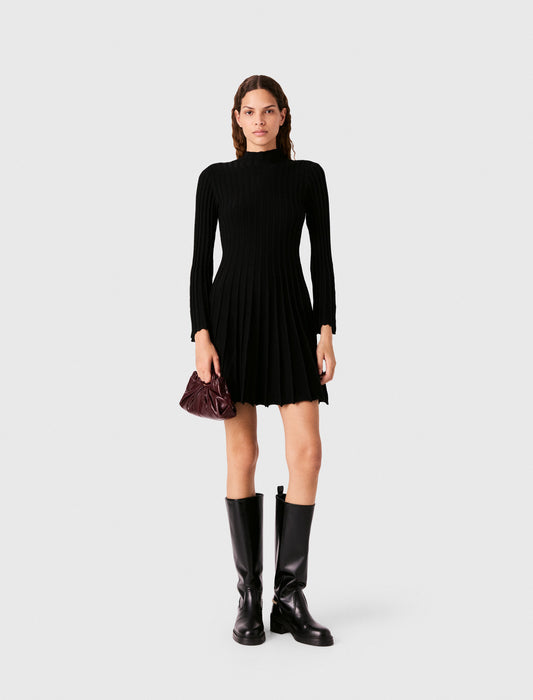 Vestido corto skater cuello alto