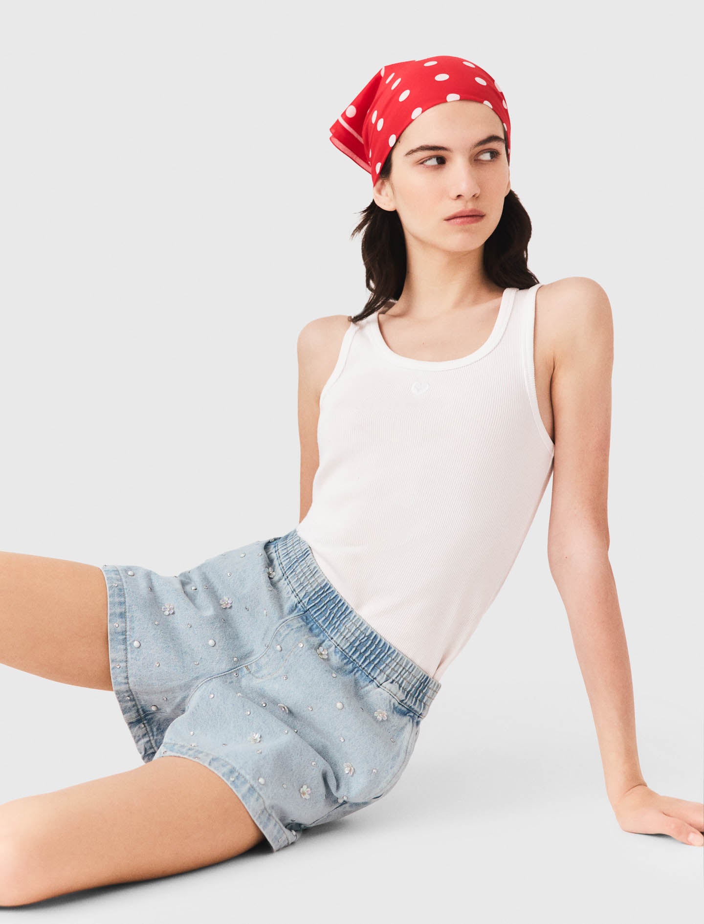 Short vaquero con flores