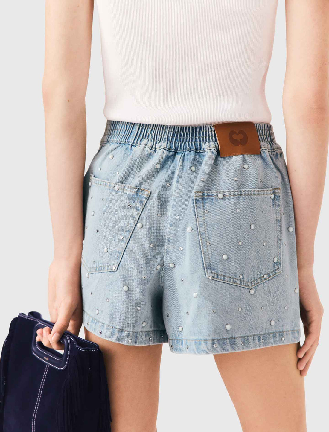 Short vaquero con flores
